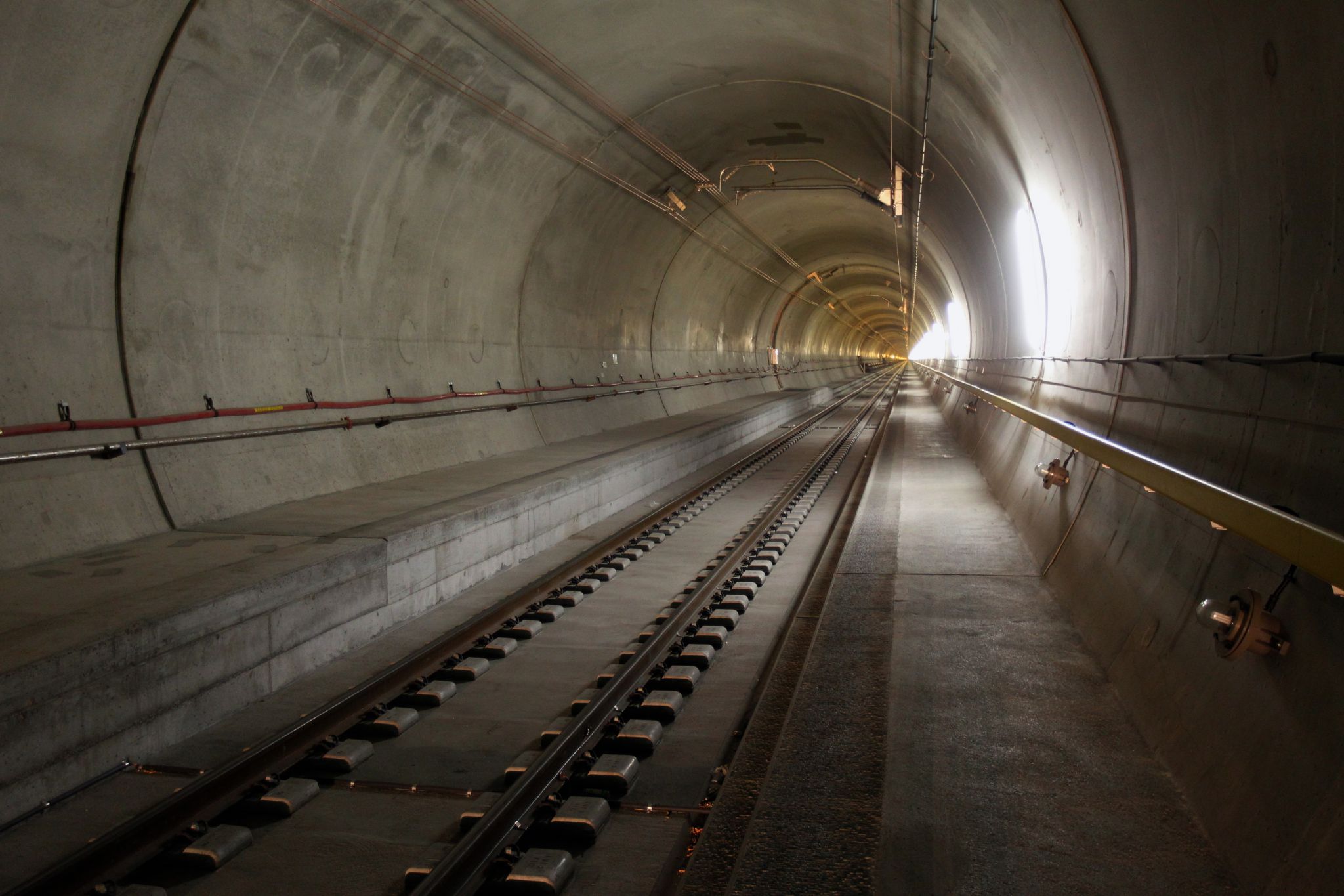 Arbeiter montieren im Streckenabschnitt Erstfeld-Sedrund des Gotthards-Basistunnels Kupferdraehte fuer die Fahrleitung, aufgenommen am 13. Dezember 2012. (KEYSTONE/Urs Flueeler)